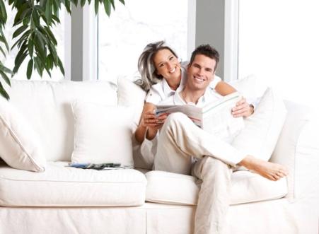 金星狮子座女性与金星水瓶座男性的情感关系 星座配对与爱情相容性分析